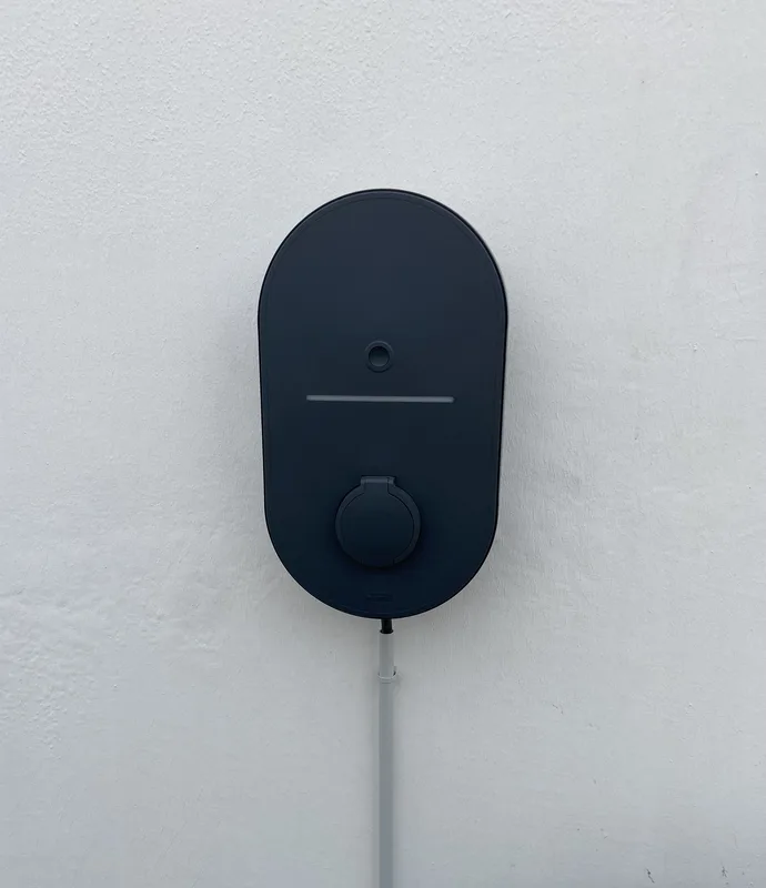 Borne de recharge IRVE murale installée par AVP