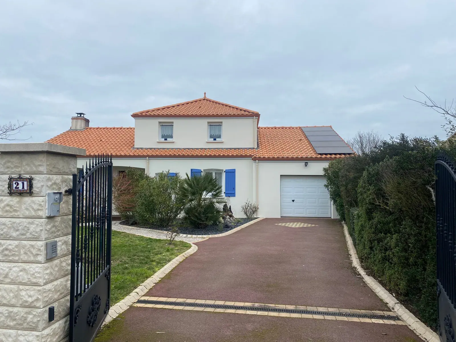 Maison équipée de panneaux photovoltaïques par AVP