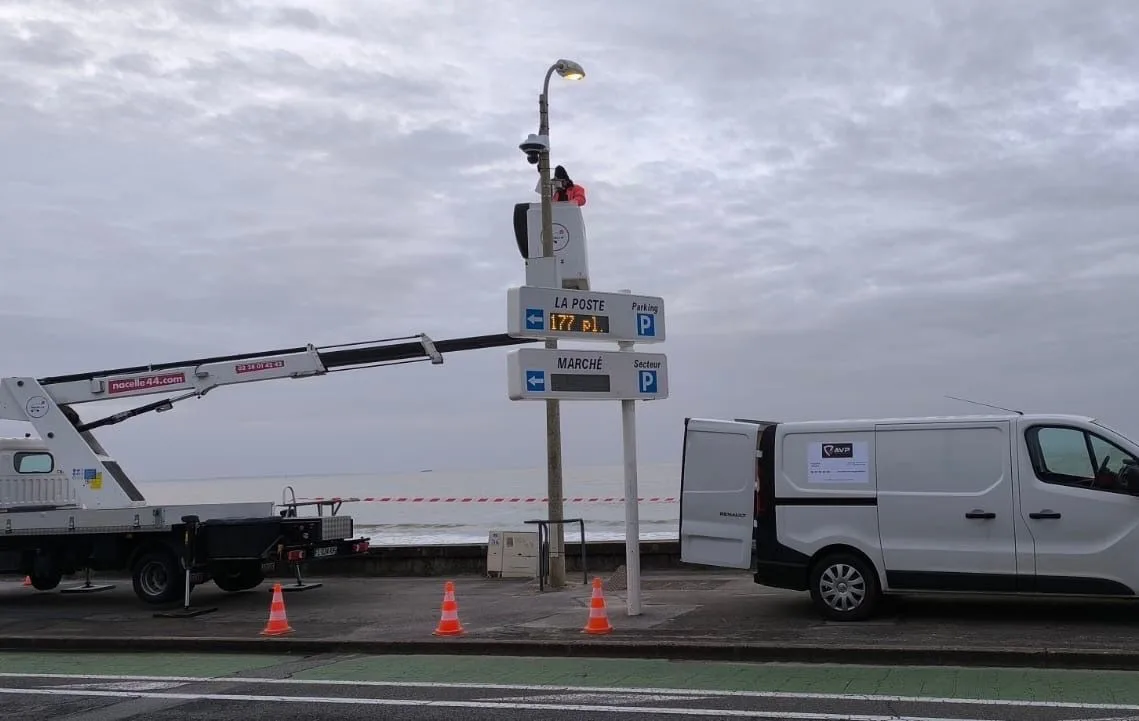 Caméra de vidéosurveillance posée par AVP en bord de mer